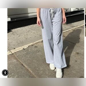 Brandy Melville grey autumn pant
One size
Never worn